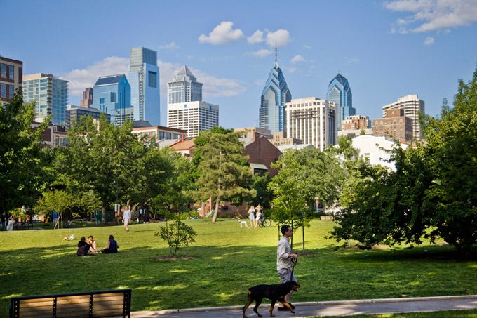 undefined3. Pretzel Park: Położony w dzielnicy mieszkalnej Manayunk, Pretzel Park to ukryty klejnot dla właścicieli psów. Ten osobliwy park oferuje dużo cienia, ławki dla właścicieli, a nawet fontannę zaprojektowaną specjalnie dla psów. To idealne miejsce na relaks i rozładowanie energii.