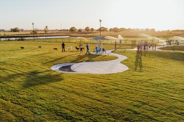 2. undefinedChapin Park - Jako jeden z najstarszych parków dla psów w mieście, Chapin Park jest popularnym wyborem wśród mieszkańców. Z oddzielnymi obszarami dla małych i dużych psów, możesz się zrelaksować i pozwolić swojemu szczeniakowi na bezpieczną interakcję z futrzanymi przyjaciółmi.