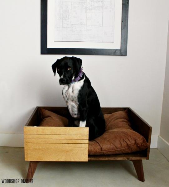 7. DIY legowisko dla psa w stylu kanapy według The Pretty Mutt