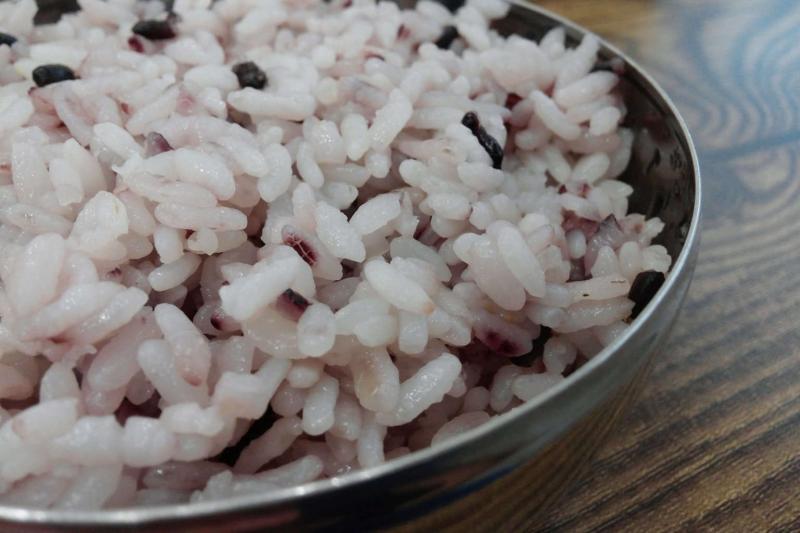 Czy kurczaki mogą jeść gotowany ryż? Karmienie i fakty zdrowotne