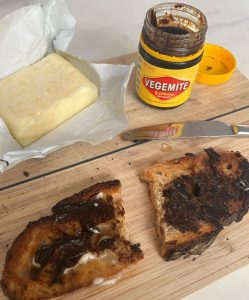 Czy koty mogą jeść Vegemite? Sprawdzone przez weterynarza fakty i często zadawane pytania 