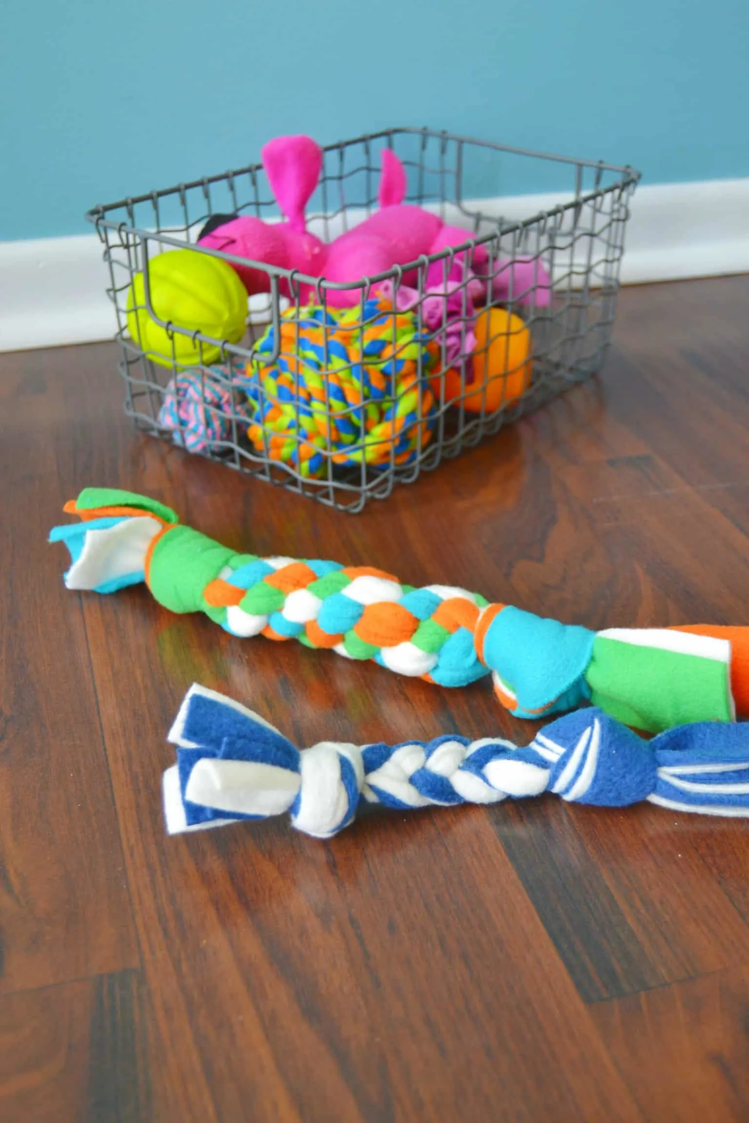6. Square Knot Fleece Loop Dog Toy od Dalmatian DIY