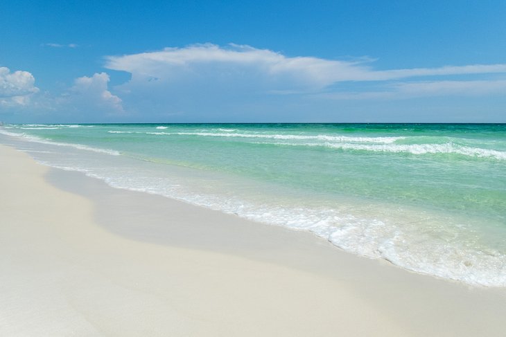 3. Jeśli szukasz spokojniejszej plaży, rozważ odwiedzenie Miramar Beach. Ten odcinek wybrzeża pozwala psom chodzić na smyczy i oferuje bardziej wyluzowaną atmosferę w porównaniu z niektórymi bardziej ruchliwymi plażami w Destin. To idealne miejsce na spokojny spacer z psem i rozkoszowanie się słońcem.