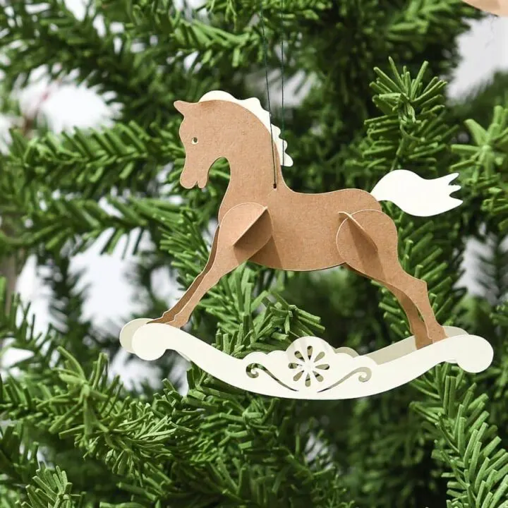 10. Spersonalizowana świąteczna ozdoba z koniem od Horse Illustrated