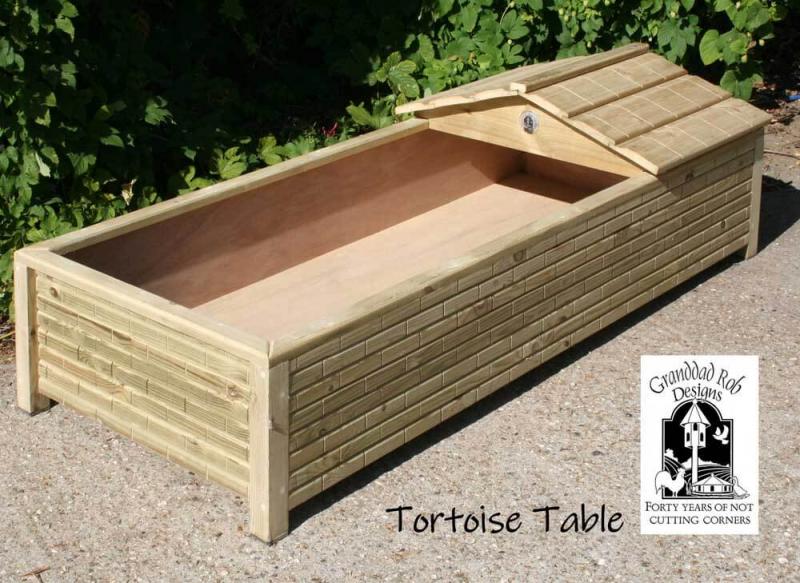 1. Stół dla żółwia z odzyskanej komody