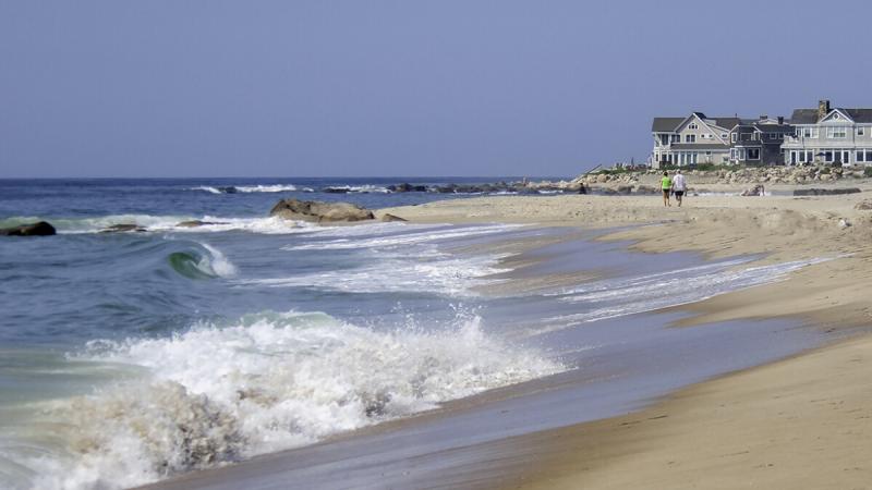 Chwyć krem do opalania, smycz i ręcznik plażowy i przygotuj się na odkrywanie naturalnego piękna i piaszczystych wybrzeży Rhode Island ze swoim futrzanym kumplem. Czytaj dalej, aby dowiedzieć się więcej o siedmiu najbardziej malowniczych i przyjaznych psom plażach w tym uroczym stanie Nowej Anglii.