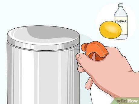 1. Trzymaj kosz na śmieci w spiżarni (lub szafie).